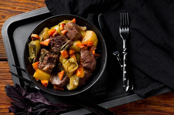 Matlagning Kött Och Grönsaker Pannan Träbord Med Köksredskap Ovanifrån — Stockfoto