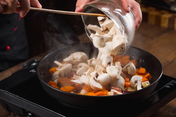 Male Chef Cooking Vegetables Pan Close — Stock Photo, Image