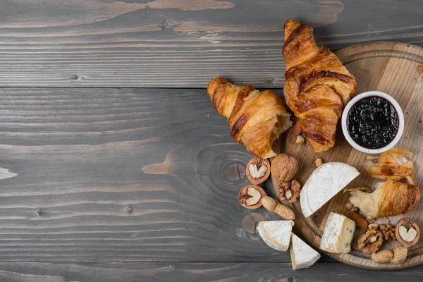 Dégustation Fromage Assorti Brie Bleu Avec Croissant Sur Fond Sombre — Photo