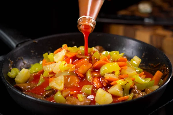 Chef Cozinhar Legumes Com Molho Tomate Panela Close — Fotografia de Stock