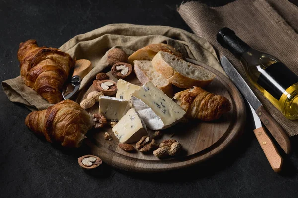 Quesos Surtidos Placa Redonda Madera Queso Camembert Brie Nueces Croissant — Foto de Stock