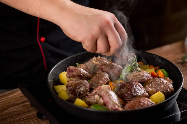 Mão Chef Colocando Especiarias Carne Legumes Panela — Fotografia de Stock