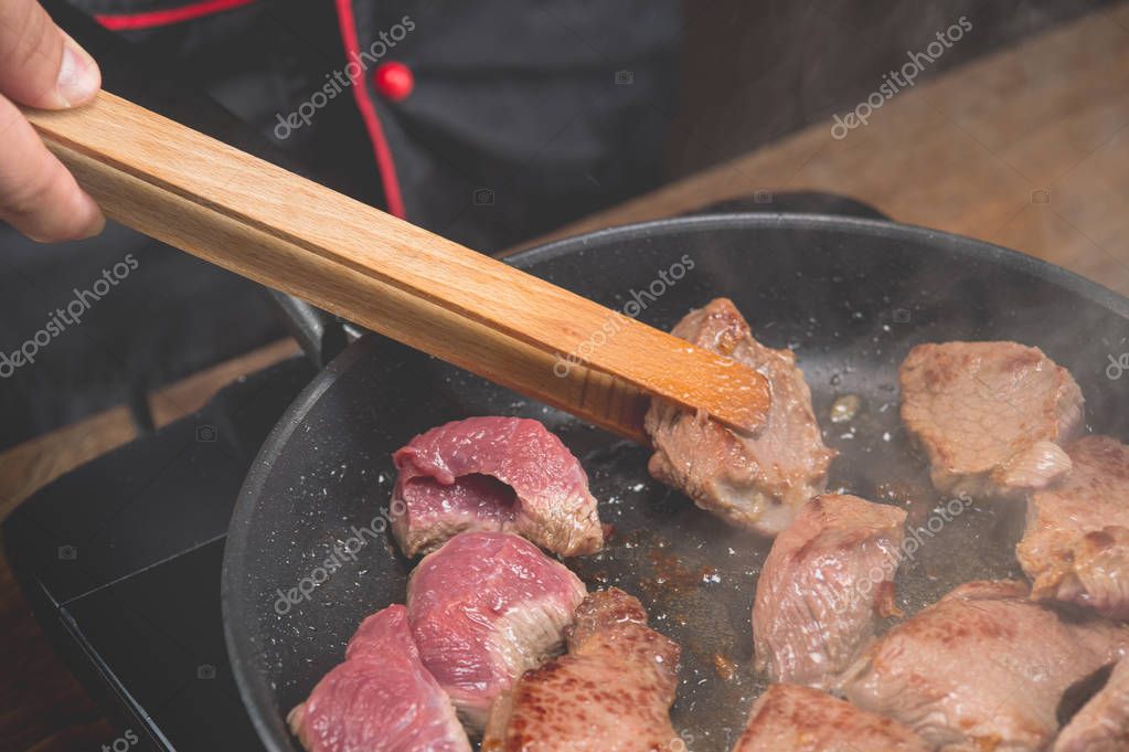 Жаре н нн ое на сковороде мясо. Жареное мясо. Обжаривание мяса. Мясо на сковороде. Жарка мяса.