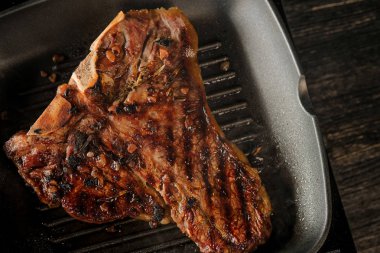 metal siyah ızgara tava zemin üzerine baharat ile çiğ et  