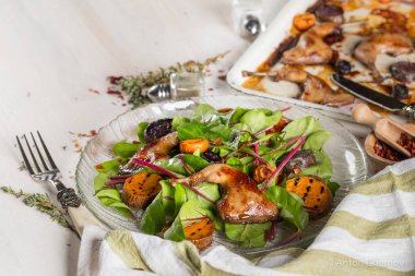 ızgara tavuk bacak beyaz metal tepsi ve cam plaka üzerinde taze yeşil yaprakları ile yakın çekim