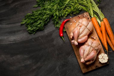 havuç, otlar ve baharatlar koyu arka plan üzerinde çiğ tavuk en iyi kopya alanı görünümüyle