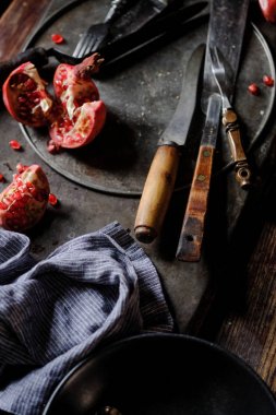 taze nar çilek vintage zemin üzerine mavi eşarp ile yakın çekim 