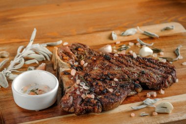 baharat, sarımsak ve ahşap tahta zemin üzerine kuru adaçayı ile ızgara et   