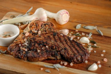 baharat, sarımsak ve ahşap tahta zemin üzerine kuru adaçayı ile ızgara et   