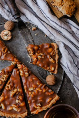 Ceviz gri eşarp ve bıçak ile ev yapımı tatlı çikolata pasta Close-Up