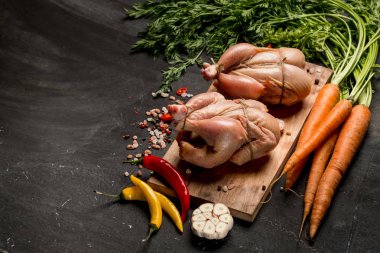 Havuç, otlar ve baharatlar ile tavuk fırında pişirme önce yemek yakın çekim