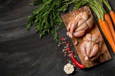 Havuç, otlar ve baharatlar ile tavuk pişirmeden önce fırında pişirme, kopya alanı ile Üstten Görünüm