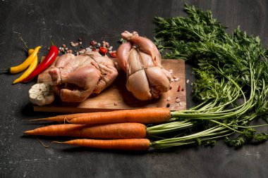 Havuç, otlar ve baharatlar fırında üstten görünüm pişirme önce pişirme tavuk