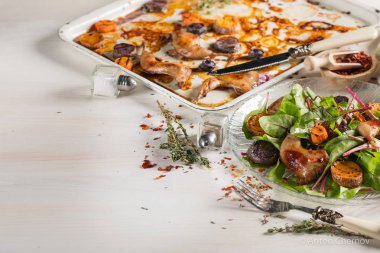 ızgara tavuk bacak beyaz metal tepsi ve cam plaka üzerinde taze yeşil yaprakları ile yakın çekim