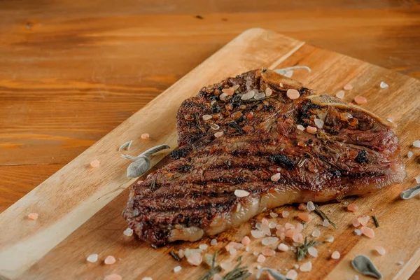 Viande Grillée Aux Épices Ail Sauge Sèche Sur Fond Planche — Photo