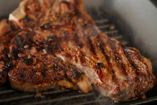 Carne Cruda Con Especias Sobre Fondo Sartén Parrilla Metal Negro — Foto de Stock