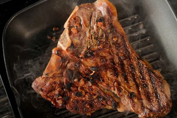 Surowe Mięso Przyprawami Tle Metali Czarny Pan Grilla — Zdjęcie stockowe