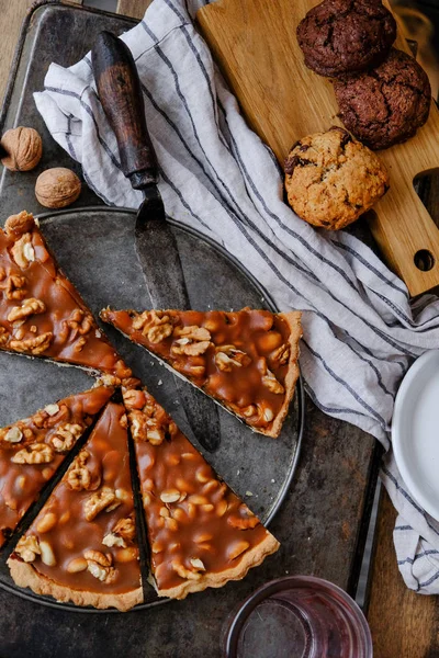 Ceviz gri eşarp ve bıçak ile ev yapımı tatlı çikolata pasta Close-Up