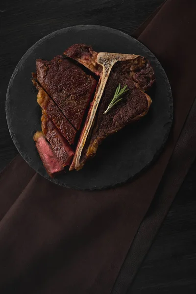 Grillat Kött Med Kryddor Och Rosmarin Svart Plåt Bakgrund — Stockfoto