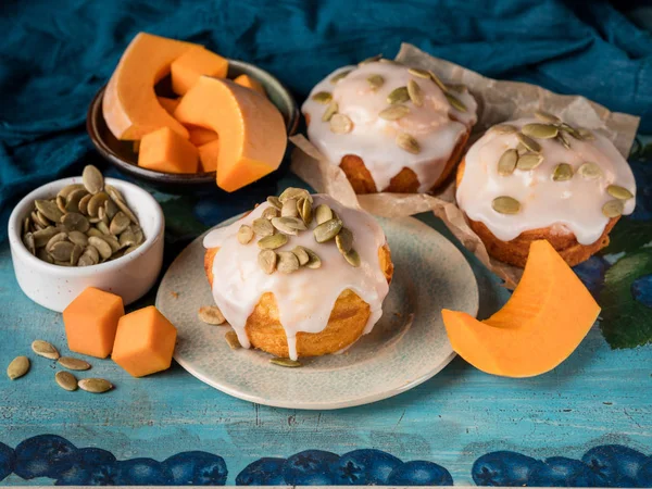 Close Van Lekkere Zelfgemaakte Cupcakes Met Zaden Verse Snijwerk Pompoen — Stockfoto