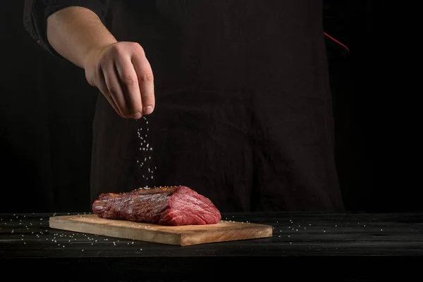 Mani Maschili Preparare Carne Cruda Con Spezie Sfondo Bordo Legno — Foto Stock