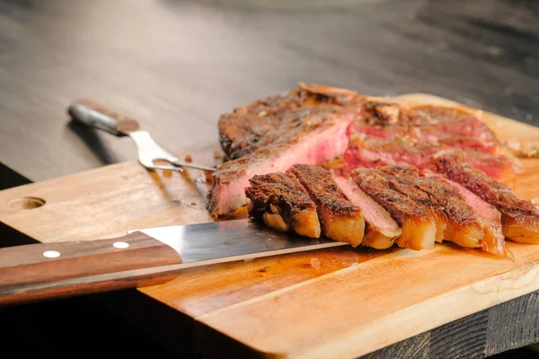 Carving Grillat Kött Med Kryddor Kniv Och Gaffel Träskiva Bakgrund — Stockfoto