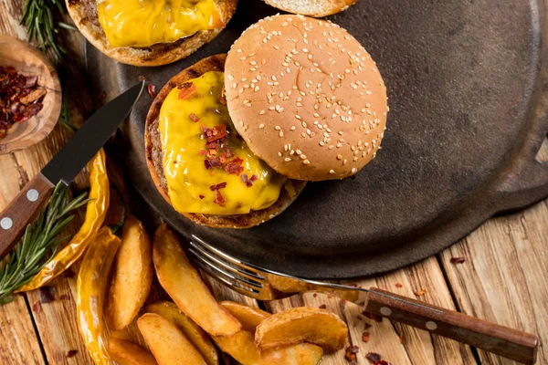 Domowe Hamburgery Plasterki Ziemniaków Naczynia Podłoże Drewniane Widok Góry — Zdjęcie stockowe