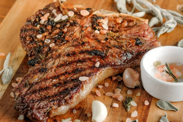 Viande Grillée Aux Épices Ail Sauge Sèche Sur Fond Planche — Photo