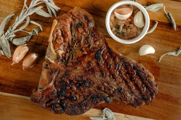 Gegrild Vlees Met Kruiden Knoflook Droge Sage Houten Plank Achtergrond — Stockfoto