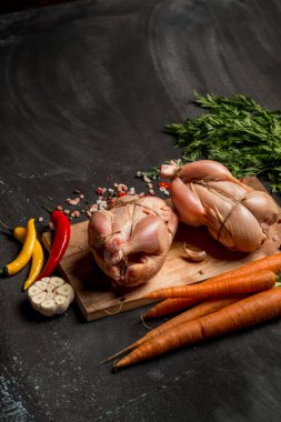 Havuç, otlar ve baharatlar ile tavuk fırında pişirme önce yemek yakın çekim