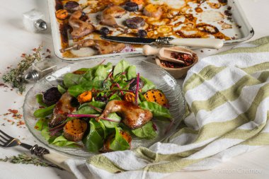 ızgara tavuk bacak beyaz metal tepsi ve cam plaka üzerinde taze yeşil yaprakları ile yakın çekim