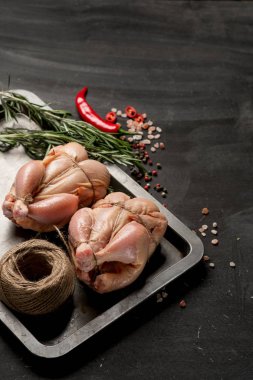 Otlar ve baharatlar siyah mutfak masasında kopya alanı ile tavuk pişirme