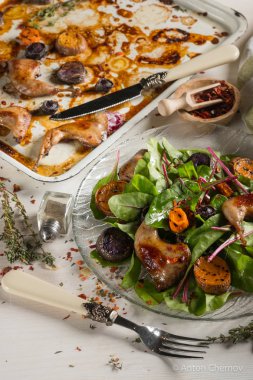 ızgara tavuk bacak beyaz metal tepsi ve cam plaka üzerinde taze yeşil yaprakları ile yakın çekim