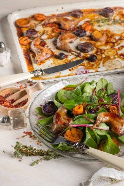 ızgara tavuk bacak beyaz metal tepsi ve cam plaka üzerinde taze yeşil yaprakları ile yakın çekim