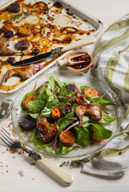 ızgara tavuk bacak beyaz metal tepsi ve cam plaka üzerinde taze yeşil yaprakları ile yakın çekim