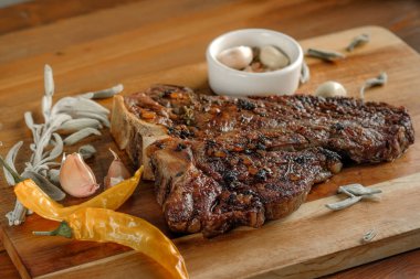 baharat, sarımsak, biber ve ahşap tahta zemin üzerine kuru adaçayı ile ızgara et   