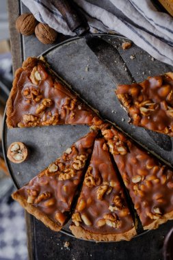 Ceviz gri eşarp ve bıçak ile ev yapımı tatlı çikolata pasta Close-Up