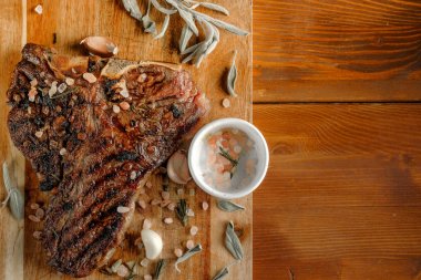 baharat, sarımsak ve ahşap tahta zemin üzerine kuru adaçayı ile ızgara et   