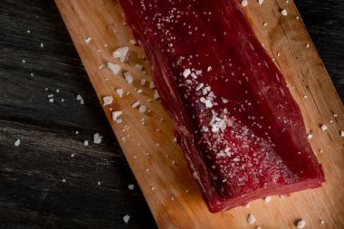 çiğ et siyah masada ahşap tahta üzerinde deniz tuzu ile yakın çekim