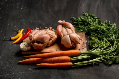 Havuç, otlar ve baharatlar fırında üstten görünüm pişirme önce pişirme tavuk