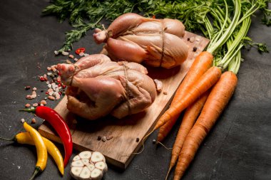 Havuç, otlar ve baharatlar ile tavuk fırında pişirme önce yemek yakın çekim