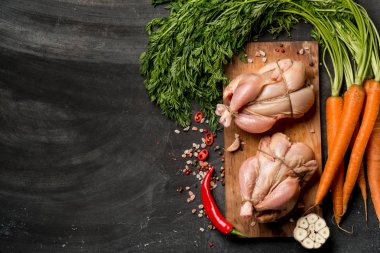 Havuç, otlar ve baharatlar ile tavuk pişirmeden önce fırında pişirme, kopya alanı ile Üstten Görünüm