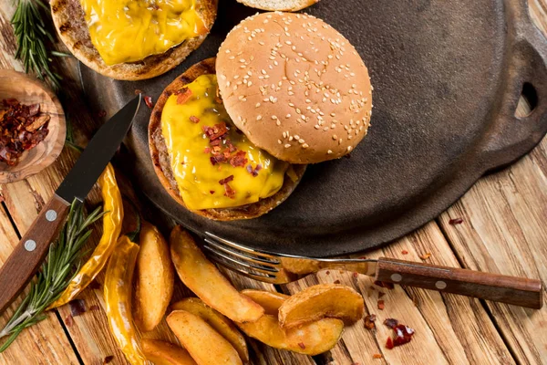 自制汉堡土豆和奶酪木桌用叉子和刀 — 图库照片
