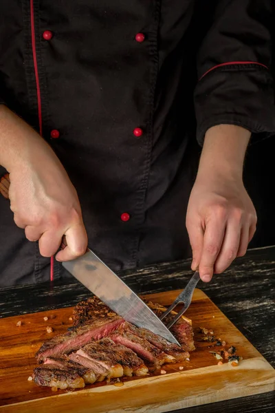 Manos Masculinas Sosteniendo Cuchillo Tallando Carne Parrilla Con Especias Sobre — Foto de Stock