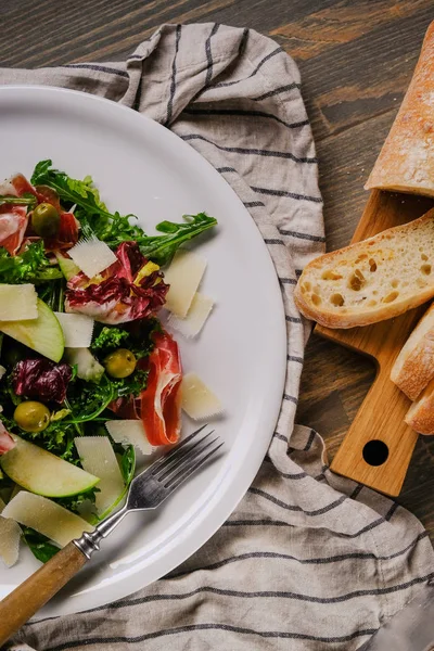 Gros Plan Salade Fraîche Aux Feuilles Vertes Roquette Parmesan Bacon — Photo