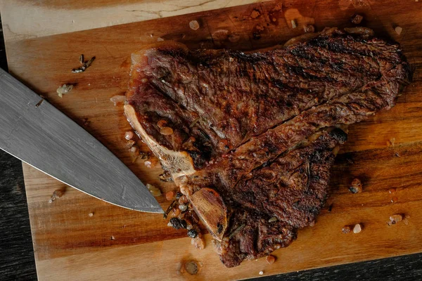 Carving Grillat Kött Med Kryddor Träskiva Bakgrund — Stockfoto