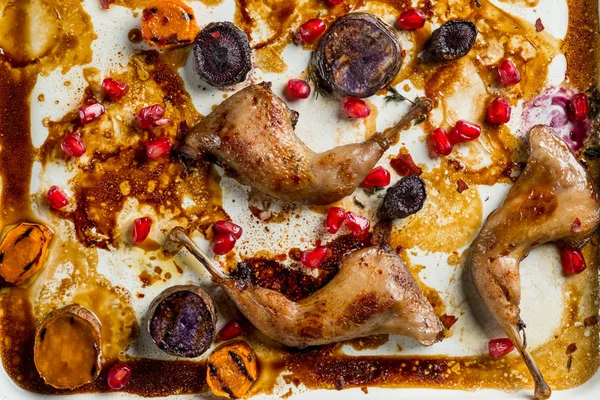 Close Dari Kaki Ayam Panggang Dengan Sayuran Dan Buah Delima — Stok Foto
