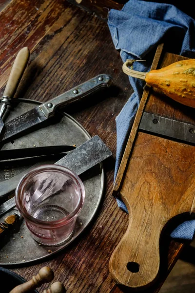 Close Utensílios Cozinha Vintage Com Abóboras Fundo Madeira — Fotografia de Stock