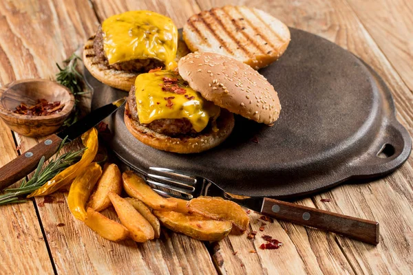 Hamburgers Faits Maison Avec Pommes Terre Fromage Sur Table Bois — Photo