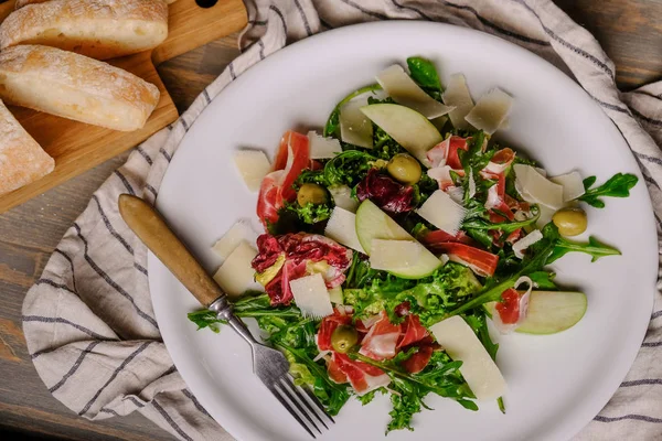 Aproape Salată Proaspătă Frunze Verzi Arugula Brânză Parmezan Slănină Placă — Fotografie, imagine de stoc